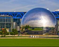 It impresses the visitor from the time he or she enters the museum. The building of the museum is a huge complex made of steel and glass. The two dome